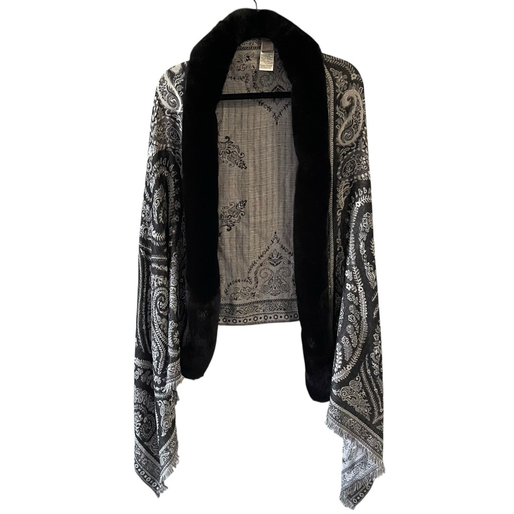 Chico's‎ Black and Gray Paisley Wrap boxAV